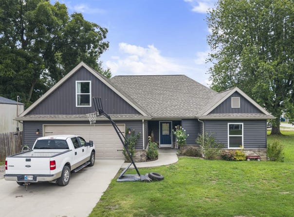 301 S 4TH Avenue, Haubstadt, IN 47639