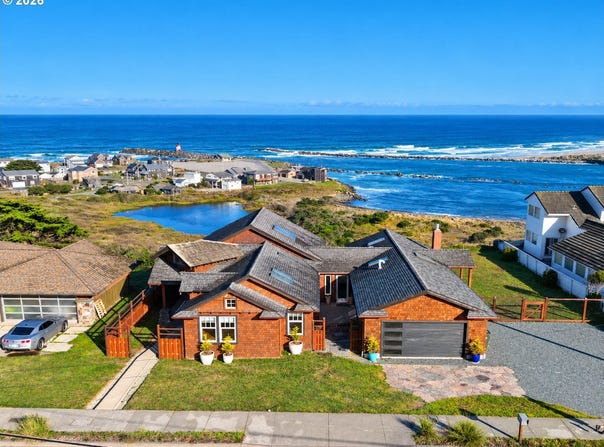 880 OCEAN Dr, Bandon, OR 97411