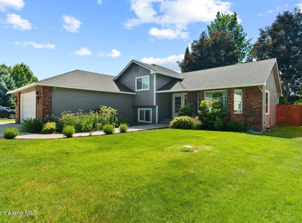 8553 N CLOVERLEAF DR, Hayden, ID 83835