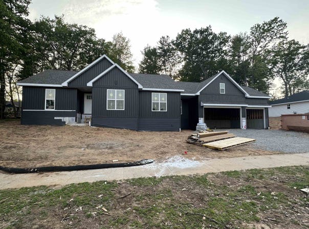 1085 STORDEUR Drive, GREEN BAY, WI 54313