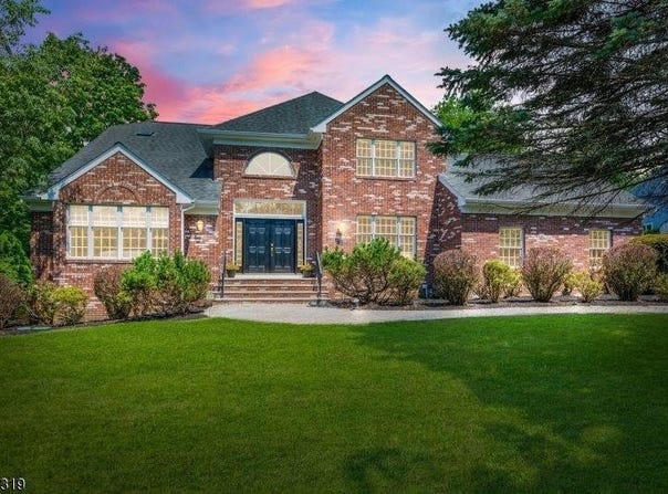 15 Stacey Ct, Long Hill Township, NJ 07946