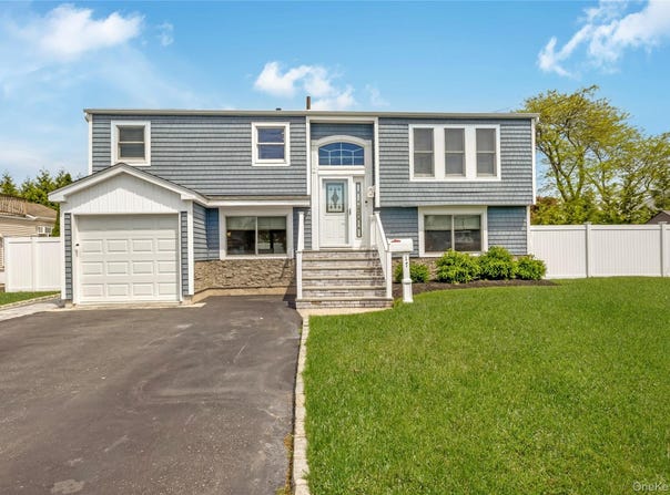 17 Lewis Circle, Babylon, NY 11702
