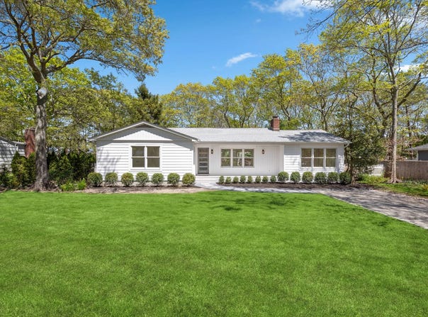 4 Pine Tree Ct, East Quogue, NY 11942