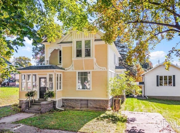 411 E B Street, Iron Mountain, MI 49801