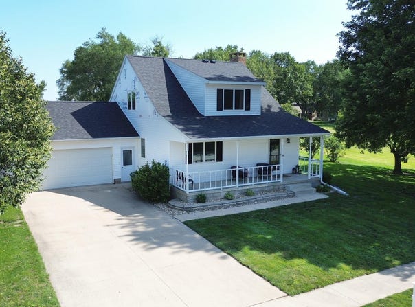 1300 Country Meadows Dr, Waverly, IA 50677