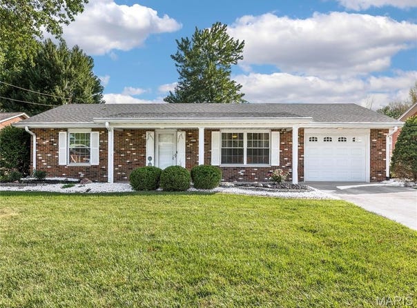 213 Crestview Drive, Wood River, IL 62095