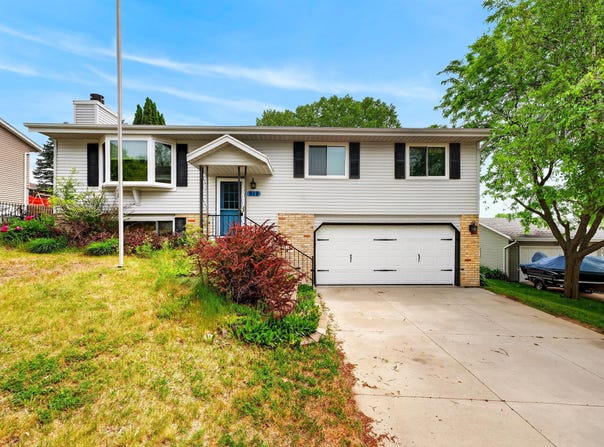 919 Squire Ln, West Bend, WI 53090