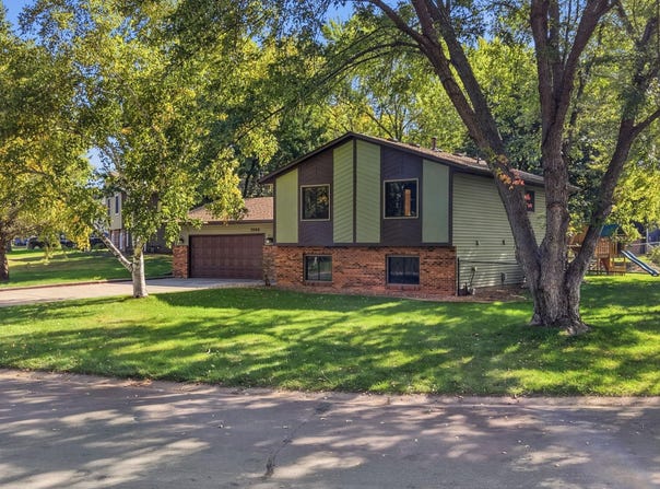 1980 Timber Wolf Trail N, Eagan, MN 55122
