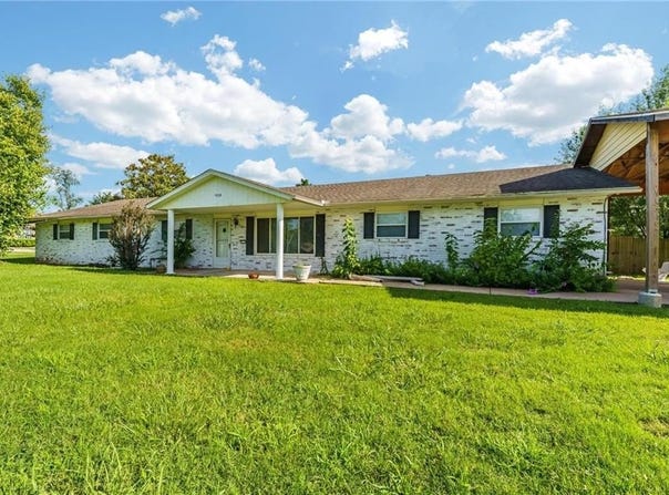 908  E New Hope  RD, Rogers, AR 72758