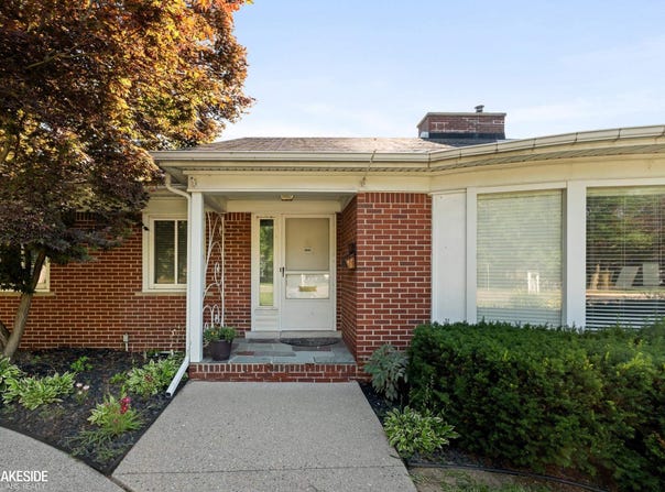 45280 Cass, Utica, MI 48317