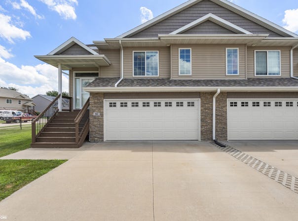 201 Sierra Park Drive, Hills, IA 52235