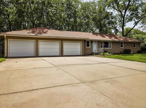 2512 SE Croco RD, Topeka, KS 66605