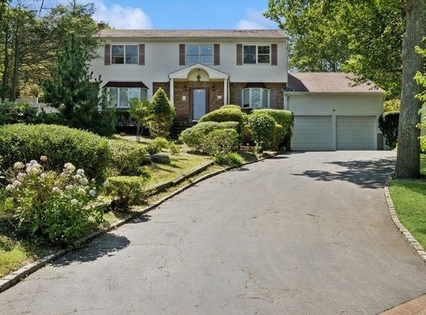8 Cedar Place, Kings Park, NY 11754
