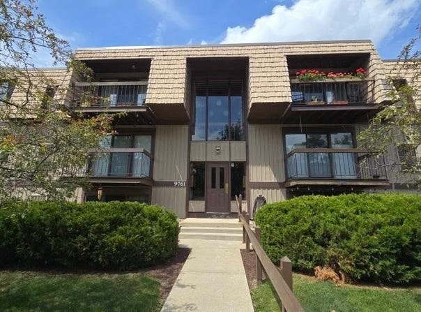 9761 Sunrise Boulevard unit: N-15, North Royalton, OH 44133