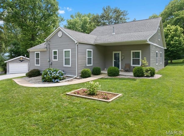 626 W Main Street, Lebanon, IL 62254