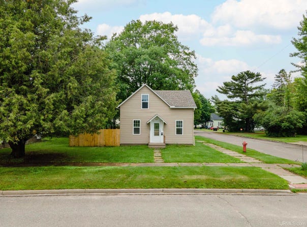 802 W Cayuga, Iron River, MI 49935