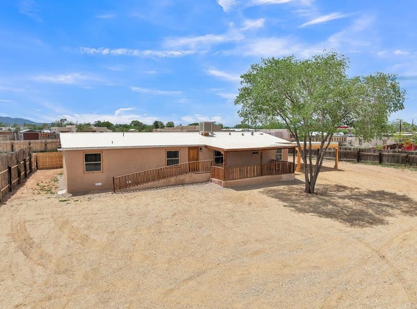 16 Medina Lane, Ranchos de Taos, NM 87557