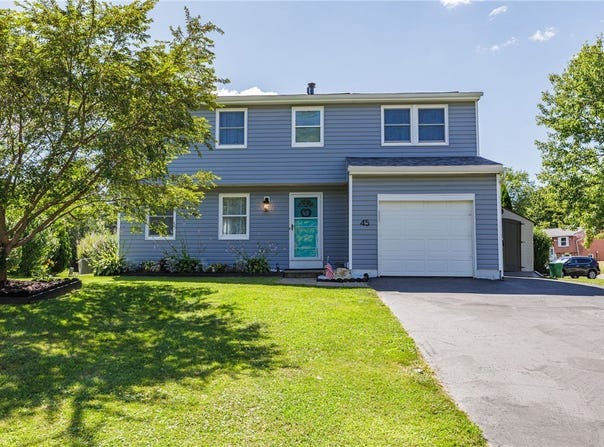 45 Coachlight Circle, Farmington, NY 14425