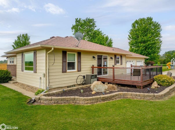 2805 Upper Greene Road, Marble Rock, IA 50653