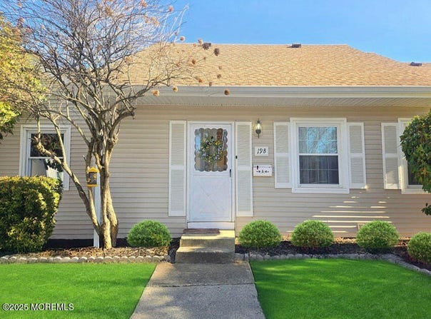 19 B Plaza Del Campillo, Freehold, NJ 07728
