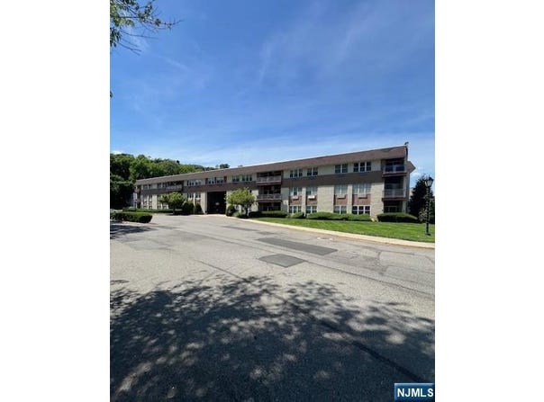 1111 River Road, Edgewater, NJ 07020