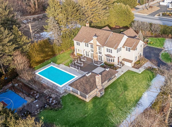 9 Vanderbilt Parkway, Dix Hills, NY 11746