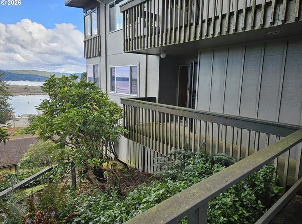 290 N 3RD Ct, CoosBay, OR 97420