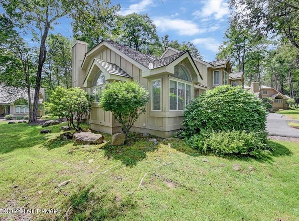 1061 Crestwoods Drive, Pocono Pines, PA 18350
