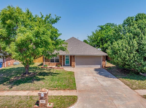 527 E Linden Lane, Mustang, OK 73064