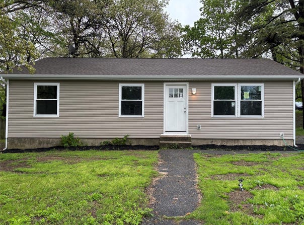 159 Washington Avenue, Wheatley Heights, NY 11798