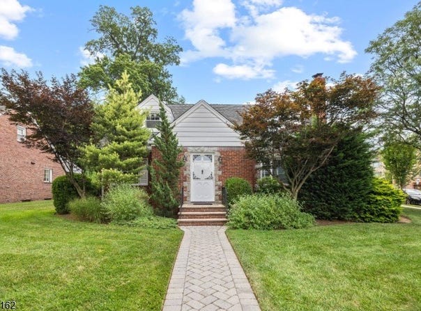 3 Glenwood Ave, Leonia Boro, NJ 07605-1301