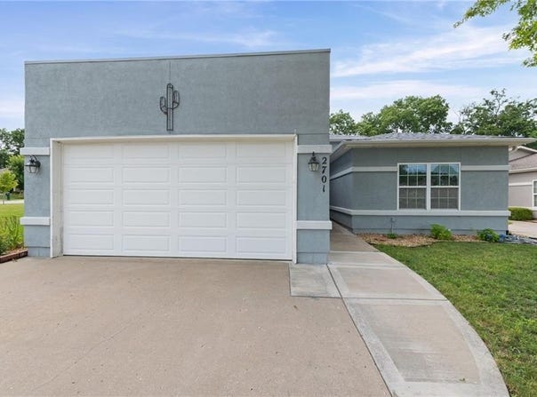 2701 NE Sonora Valley Drive, Blue Springs, MO 64014