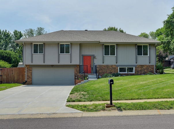 901 Claudine Avenue, Papillion, NE 68046