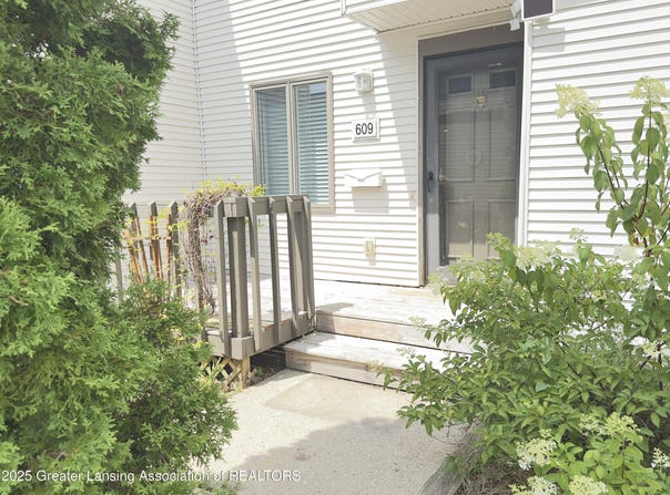 609 Bainbridge Drive, East Lansing, MI 48823