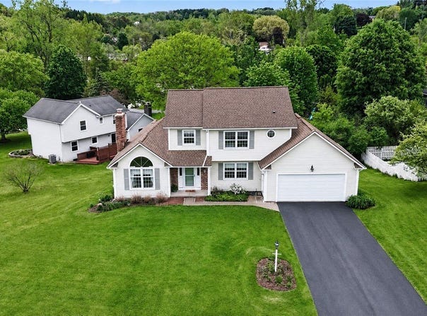 11 Stream View Cir, Fairport, NY 14450
