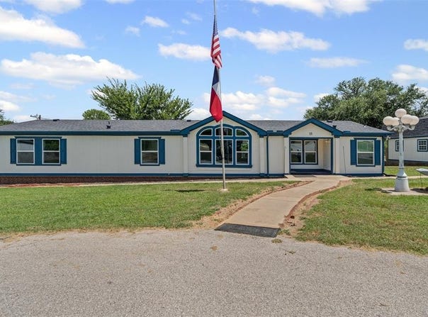 18 Sunny Lane, Burleson, TX 76028