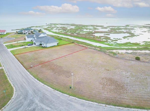 60 Southpointe Dr., ROCKPORT, TX 78382
