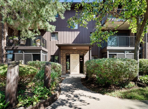 64 Pier Drive, Westmont, IL 60559