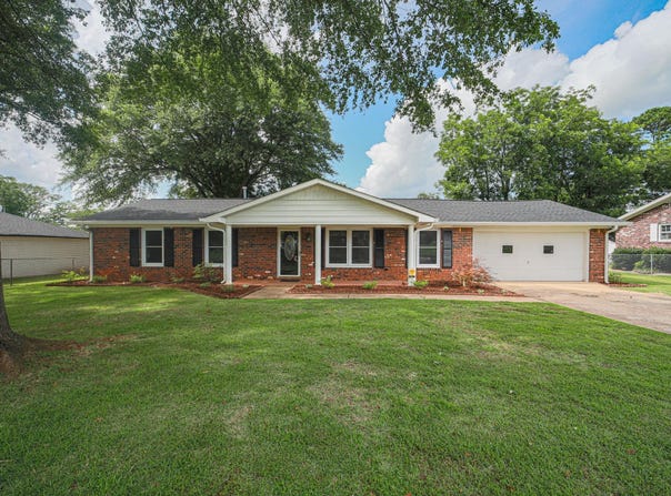 1013 Hemlock St, Tuscumbia, AL 35674