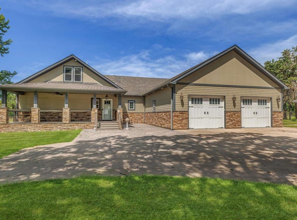 1006 E 69th Ave, Hutchinson, KS 67502