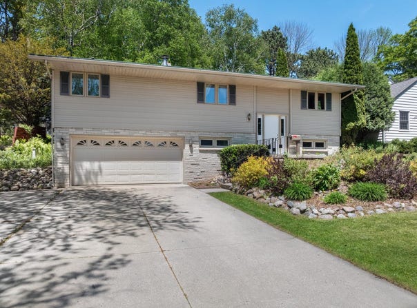 306 Fenway Ter, Manitowoc, WI 54220