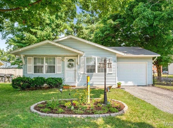 619 E Poplar Street, Mascoutah, IL 62258