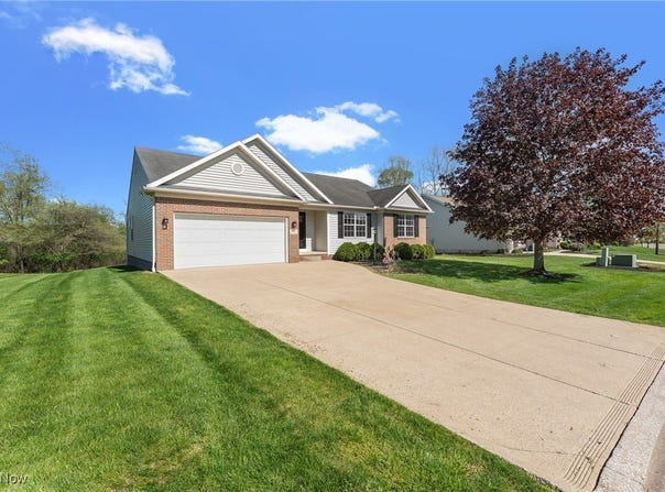 4662 Helmsworth Drive NE, Canton, OH 44714