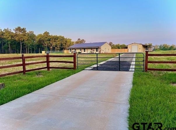 318 Palm Rd, Big Sandy, TX 75755