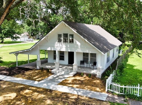 421 S Walnut St, Douglass, KS 67039