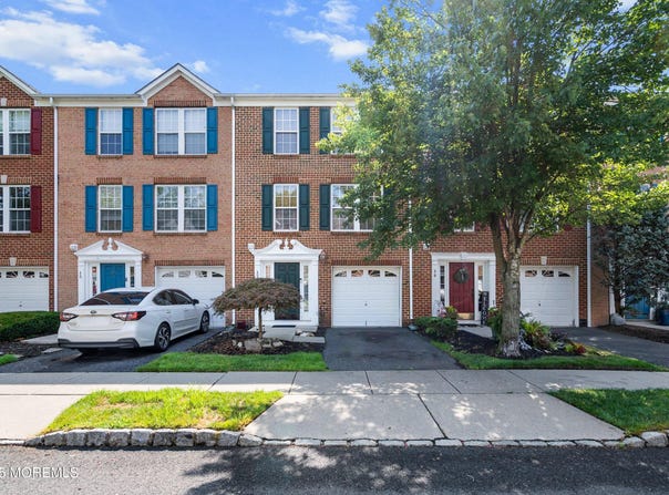 17 New Castle Street, Farmingdale, NJ 07727