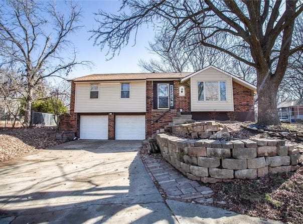 925 NW Canterbury Court, Blue Springs, MO 64015