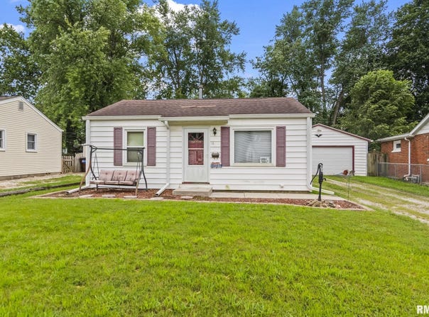 11 HEDGE Drive, Springfield, IL 62702