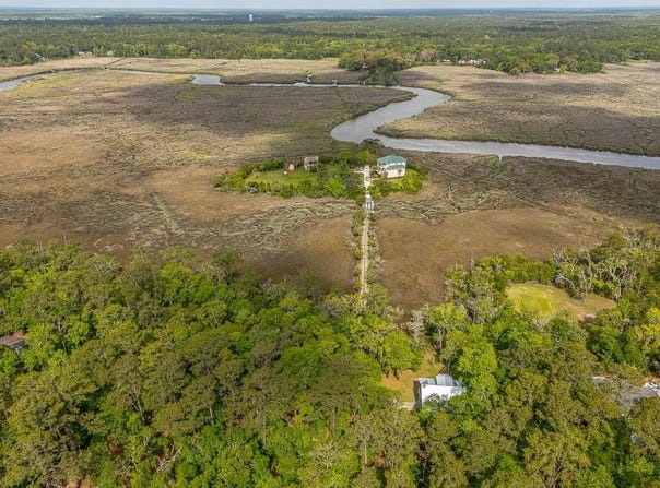 8 W Black Island Road SE, Darien, GA 31305