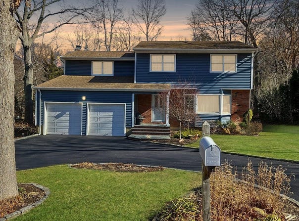 40 Winthrop Drive, Woodbury, NY 11797